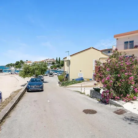 1 Bedroom Lovely In Appartement *