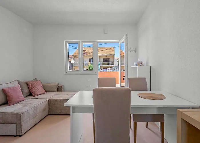 1 Bedroom Lovely In Appartement *